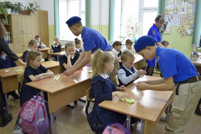 Полицейские провели мастер-класс для первоклассников Новобурейской школы